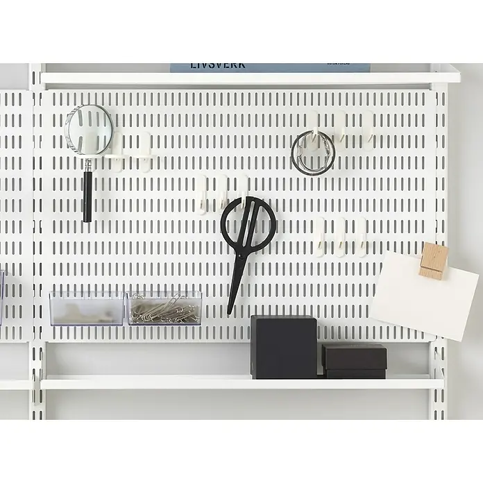 Elfa Classic by Elfa Lochwand - L x B x H: 1,5 x 60 x 38 cm, Weiß - Eine weiße Lochwand mit Haken und Behältern zur Aufbewahrung von Büroartikeln wie Schere, Lupe und Büroklammern. Praktisch und dekorativ.