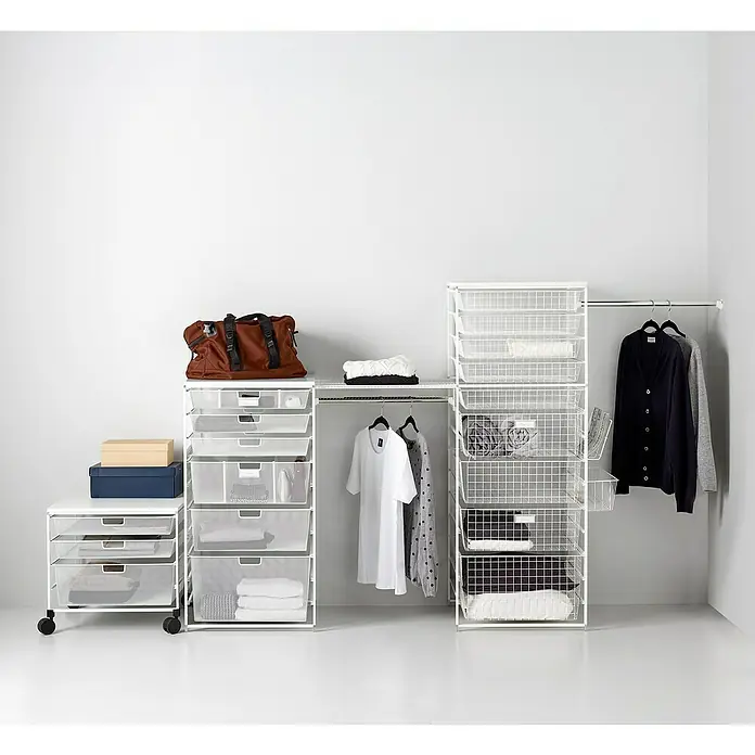 Elfa Classic by Elfa Korb - L x B x H: 2,6 x 2,2 x 1 cm, Weiß, 4 Stk. - Das Bild zeigt ein weißes, modulares Schranksystem mit Schubladen und Ablageflächen, ideal für die Organisation von Kleidung und Accessoires.