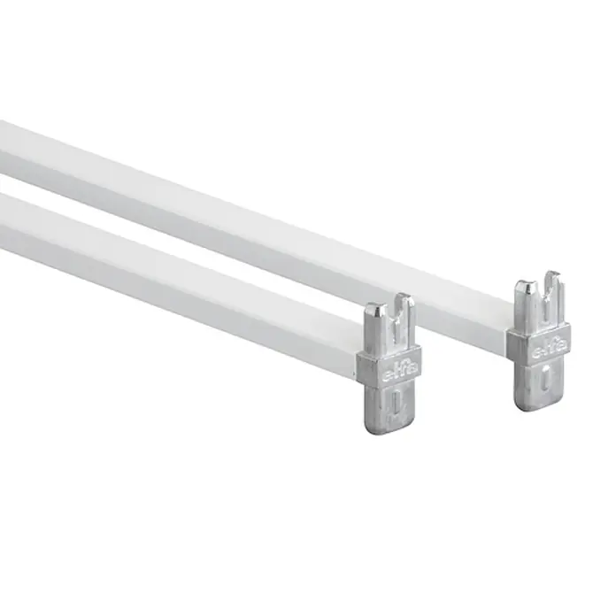 Elfa Classic by Elfa Verbindungselement für Korbregalsystem - Breite: 45 cm, Passend für: Regalsystem Classic by Elfa - Nahaufnahme von zwei weißen Elfa-Kleiderstangenhaltern aus Metall, die zur Befestigung von Kleiderstangen verwendet werden.