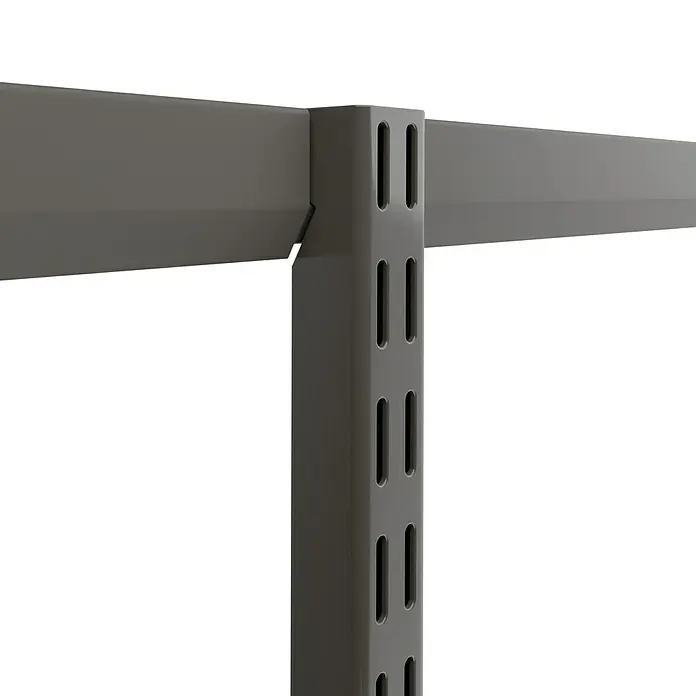 Elfa Classic by Elfa Abdeckung - Länge: 60 cm, Graphite, Passend für: Regalsystem Classic by Elfa - Detailaufnahme eines grauen Metallregals, das die Verbindung von Ständer und Regalbrett zeigt. Praktisches Ordnungssystem für Lager und Büro.