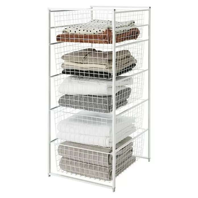 Elfa Classic by Elfa Regalsystem für Korbregalsystem - L x B x H: 53,5 x 45 x 104 cm, Weiß, Mit Drahtkörben - Weißes Drahtregal mit mehreren ausziehbaren Gitterkörben, gefüllt mit verschiedenen ordentlich gefalteten Textilien.