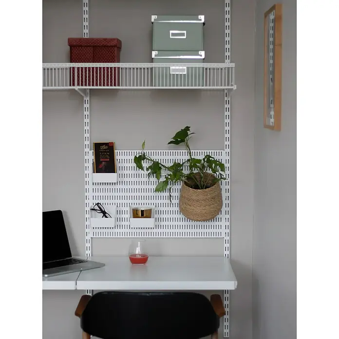Elfa Classic by Elfa Gitterkorb - L x B x H: 30 x 60 x 9,6 cm, Weiß, Passend für: Regalsystem Classic by Elfa - Ein aufgeräumter Arbeitsbereich mit einem modularen Regalsystem, das Bücher, Pflanzen und Bürobedarf ordentlich verstaut.