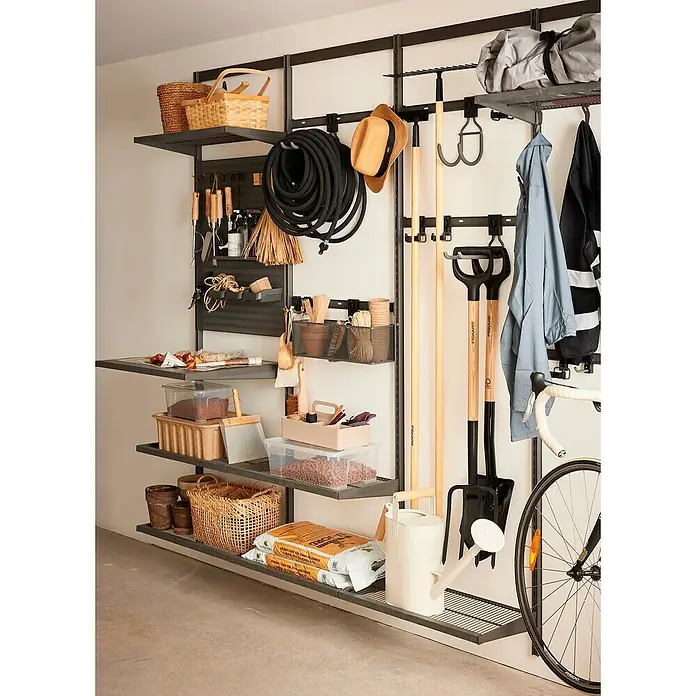 Elfa Garage+/Décor+ by Elfa Hängeschiene - Länge: 102 cm, Mattes grau, Passend für: Regalsystem Garage+/Décor+ by Elfa - Wandregalsystem mit Gartenwerkzeugen und Zubehör. Praktische Aufbewahrungslösung für Garage oder Gartenhaus mit Regalen, Haken und Behältern.