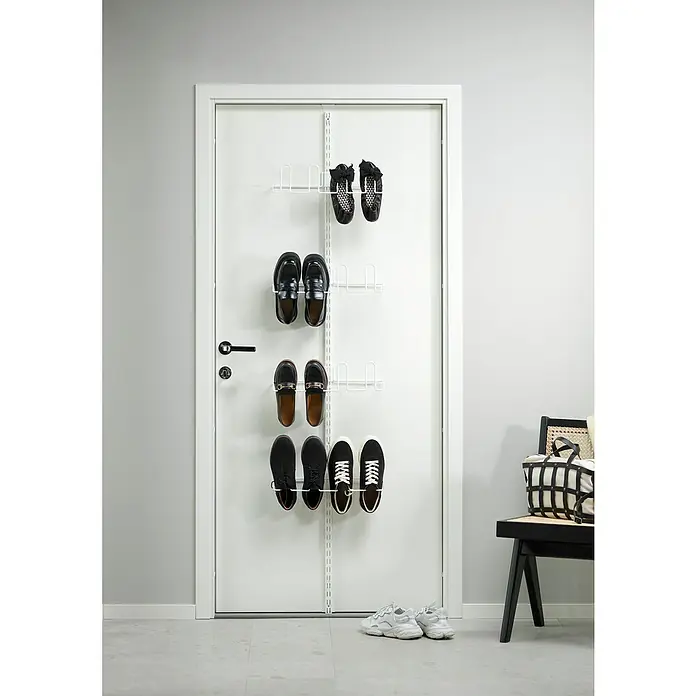 Elfa Classic by Elfa Schuhregal Set - L x B x H: 15,5 x 43,5 x 198 cm, Weiß - An einer weißen Tür hängt ein Schuhregal mit mehreren Paar Schuhen. Am Boden stehen zusätzliche Schuhe und eine Sitzbank.