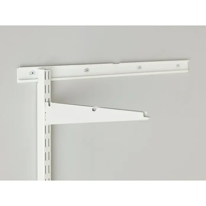 Elfa Classic by Elfa Träger Click-in - L x B x H: 50 x 1,3 x 5,5 cm, Farbe: Weiß - Wandregal mit weißer Halterung an einer grauen Wand, bietet praktische Aufbewahrungslösungen.