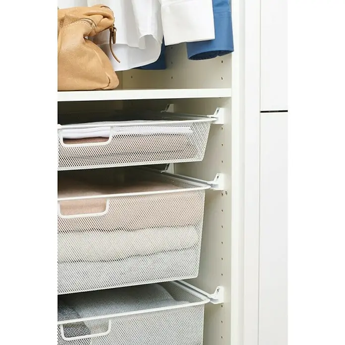 Elfa Laufschiene - Länge: 54 cm, Passend für: Regalsystem Classic by Elfa - Ein Schrank mit mehreren weißen Drahtkörben, die mit Kleidung gefüllt sind, und einer Handtasche auf dem oberen Regal.