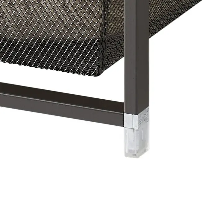 Elfa Classic by Elfa Fußkappen für Korbregalsystem - Passend für: Regalsystem Classic by Elfa, 4 -tlg. - Detailaufnahme eines schwarzen Metallregals mit transparenten Eckverbindern, die einen modernen Look verleihen und den Boden schützen.