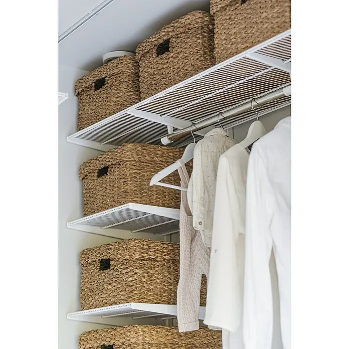 Elfa Classic by Elfa Gitterfachboden - L x B x H: 40 x 60 x 1,4 cm, Weiß - Nahaufnahme von mehreren gewebten Körben auf Drahtregalen in einem Wandschrank, die praktischen Stauraum bieten.