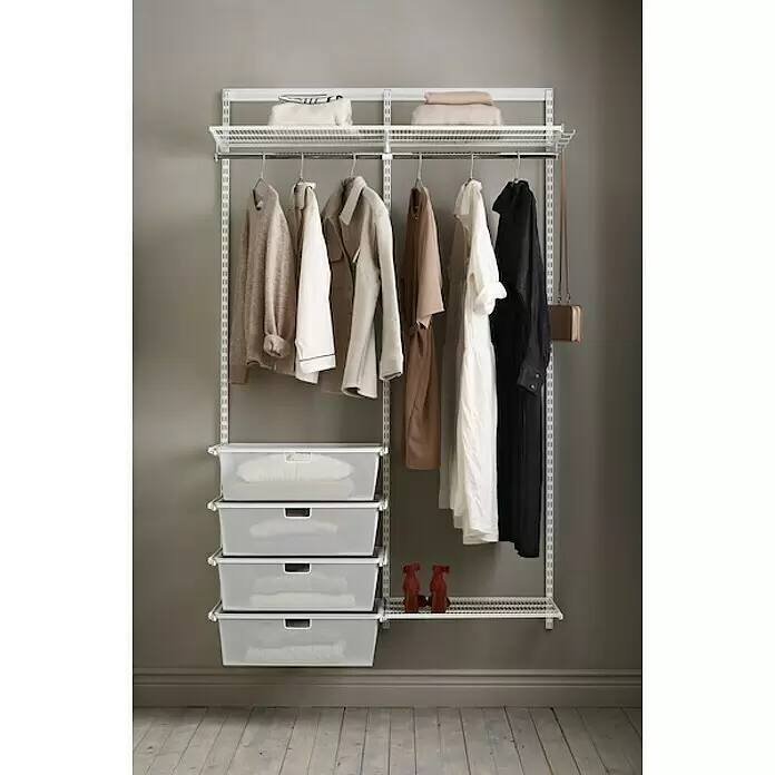 Elfa Classic by Elfa Gitterkorb Set mit Auszug - L x B x H: 40 x 60 x 18 cm, Weiß, 4 Stk. - Weißes wandmontiertes Schranksystem mit hängender Kleidung und durchsichtigen Aufbewahrungsboxen.