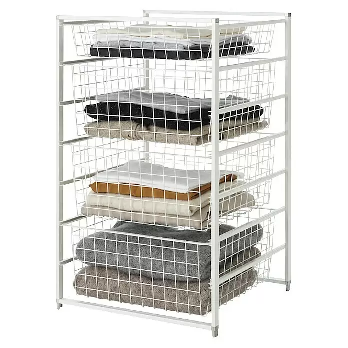 Elfa Classic by Elfa Regalsystem für Korbregalsystem - L x B x H: 43,5 x 45 x 74 cm, Weiß, Mit Drahtkörben - Weißes Metallgitterregal mit sechs Auszugskörben, gefüllt mit gefalteten Textilien.