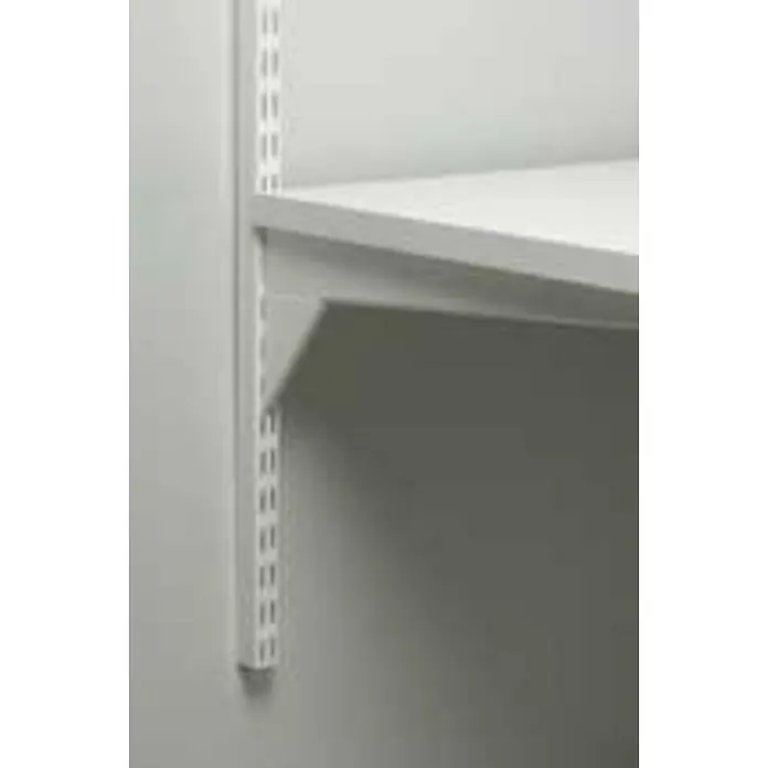Elfa Sparring by Elfa Träger - L x B x H: 57 x 1,3 x 4,2 cm, Weiß - Detailansicht eines weißen Regalsystems mit verstellbaren Schienen zur flexiblen Anordnung von Regalböden.