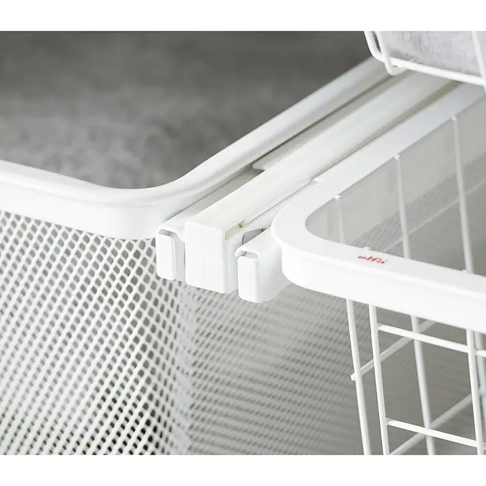 Elfa Classic by Elfa Abdeckung Click-in - Länge: 40 cm, Weiß, Mittig - Detailaufnahme eines weißen Elfa-Drahtschubladensystems, das Funktionalität und Ordnung in jedem Raum verspricht.