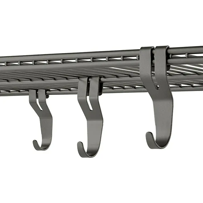 Elfa Classic by Elfa Haken - Graphite, 3 Stk., Passend für: Regalsystem Classic by Elfa - Detailaufnahme von drei grauen Haken, die an einem Regalboden aus Draht befestigt sind und zusätzlichen Stauraum schaffen.