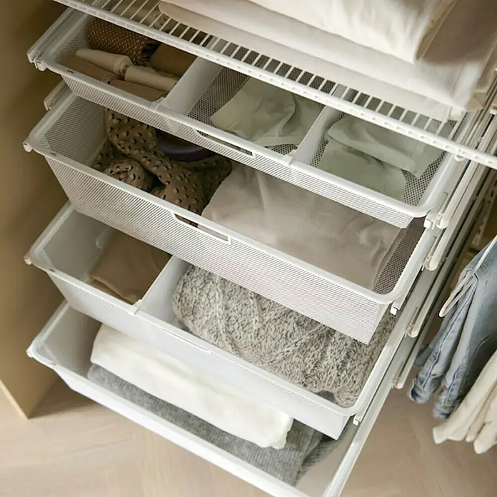 Elfa Classic by Elfa Fachteiler Gitterkorb - L x H: 40 x 18 cm, Weiß - Mehrere weiße Drahtschubladen halten Kleidung in einem begehbaren Kleiderschrank organisiert.