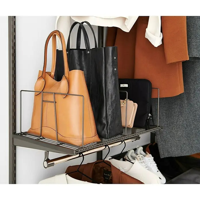 Elfa Classic by Elfa Gitterfachboden - L x B x H: 40 x 60 x 1,4 cm, Graphite - Nahaufnahme einer Organizer-Ablage mit braunen und schwarzen Handtaschen, einer schwarzen Clutch und Kleidung im Hintergrund.