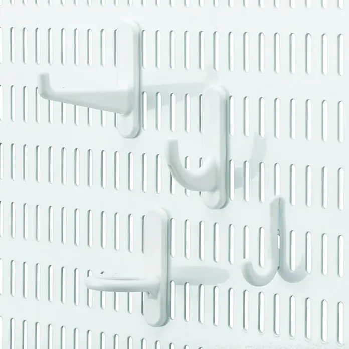 Elfa Classic by Elfa Lochwandhaken-Set Multi-Pack - Weiß, Passend für: Regalsystem Classic by Elfa, 12 Stk. - Nahaufnahme von weißen Haken an einer weißen Lochplatte. Diese Haken sind ideal zur Organisation und Aufbewahrung von Gegenständen.