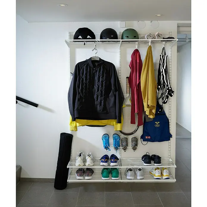 Elfa Classic by Elfa Haken - Weiß, 3 Stk., Passend für: Regalsystem Classic by Elfa - Eine Wandgarderobe mit Haken, Kleidung und Schuhen, die Stauraum bietet und gleichzeitig den Raum organisiert und aufgeräumt hält.