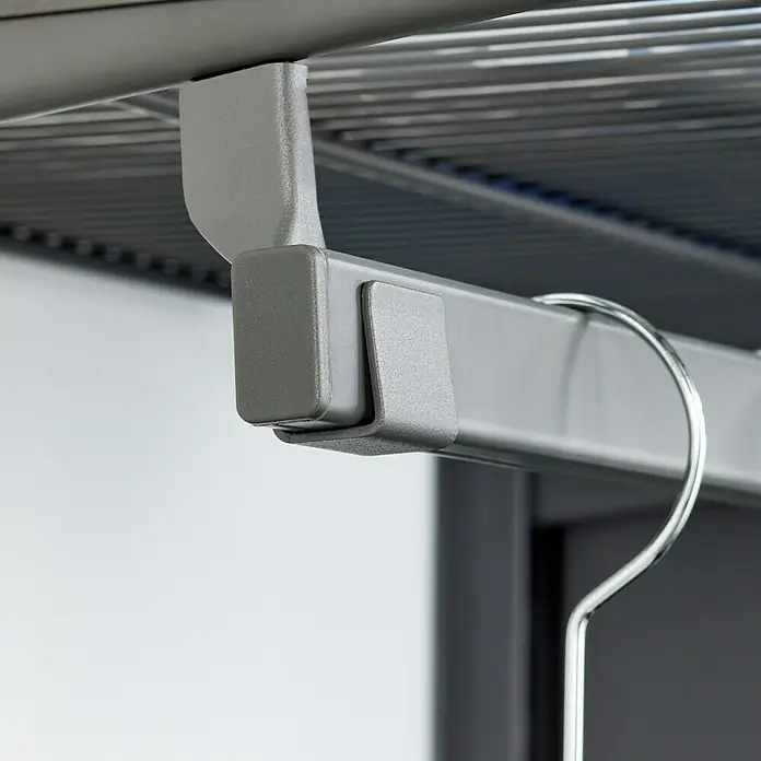 Elfa Garage+/Décor+ by Elfa Endkappen - Matt grau, 2 Stk. - Detailaufnahme eines grauen Kleiderbügels, der an einer Kleiderstange hängt, Teil eines Schranksystems.