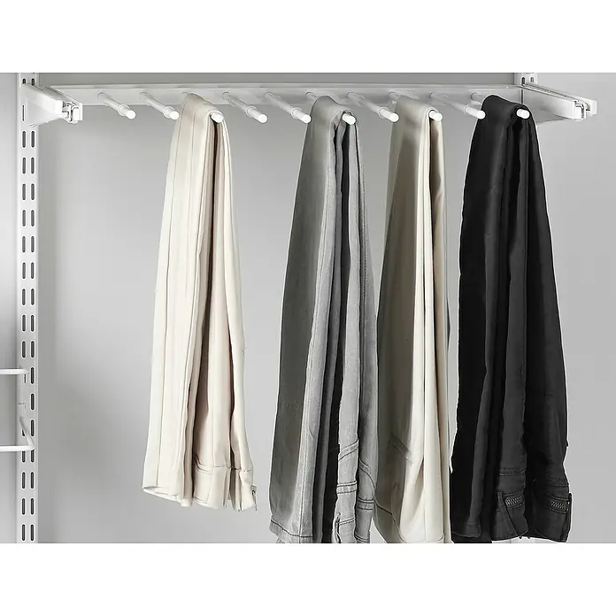 Elfa Classic by Elfa Hosenauszug - L x B x H: 40 x 45 x 2,4 cm, Weiß, Passend für: Regalsystem Classic by Elfa - Ein Hosenhalter mit vier Hosen in verschiedenen Farben, der eine praktische Lösung für die Aufbewahrung im Kleiderschrank bietet.