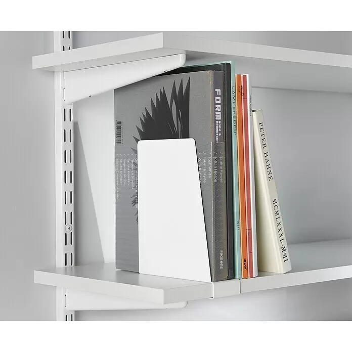 Elfa Classic by Elfa Buchstütze - L x B x H: 15,3 x 5,3 x 20 cm, Weiß, 2 Stk. - Eine weiße Metallbuchstütze hält verschiedene Bücher auf einem weißen Regal aufrecht.