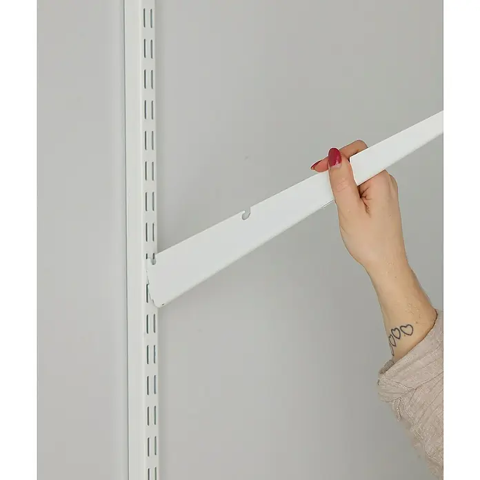 Elfa Classic by Elfa Träger Click-in - L x B x H: 50 x 1,3 x 5,5 cm, Farbe: Weiß - Installation eines weißen Regalbords: Ein Regalträger wird in eine Wandschiene eingehängt, um ein flexibles Regalsystem zu schaffen.