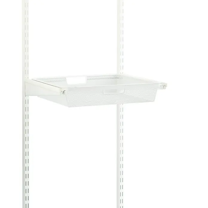 Elfa Classic by Elfa Gitterkorb für Auszug - L x B x H: 40 x 45 x 8 cm, Weiß - Ein weißer Drahtkorb-Einsatz mit Griff, der an einem weißen Regalsystem befestigt ist und zusätzlichen Stauraum bietet.