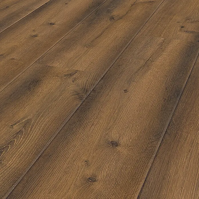 Krono Original Laminat Organic Veneer Parquet - Oak Roast, Landhausdiele, 1.383 x 244 x 8,5 mm - Detailaufnahme von Laminatboden in warmen Brauntönen, der eine rustikale Holzoptik mit natürlicher Maserung und Textur simuliert.