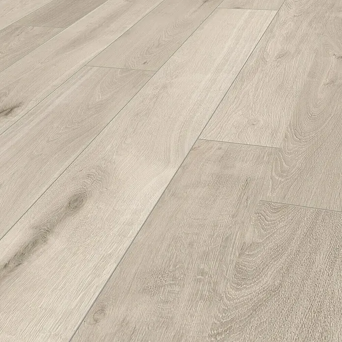 Krono Original Vinylboden Rocko 5+1 - Airflow, Landhausdiele, 1.210 x 192 x 6 mm - Nahaufnahme von hellen Laminatbodenplanken mit realistischer Holzmaserung, die eine moderne und stilvolle Oberfläche zeigen.