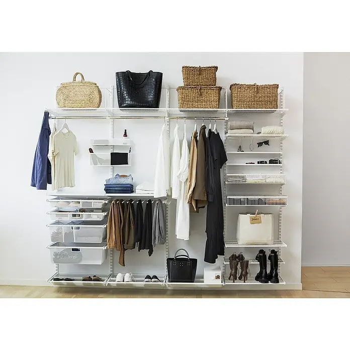 Elfa Classic by Elfa Kleiderstange - Ø x L: 2,5 x 180 cm - Ein begehbarer Kleiderschrank mit einem weißen Regalsystem, ausgestattet mit Kleidung, Schuhen und Accessoires zur Aufbewahrung.