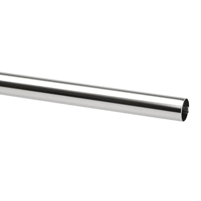 Elfa Classic by Elfa Kleiderstange - Ø x L: 2,5 x 90 cm - Nahaufnahme einer glänzenden Kleiderstange aus Metall, die sich ideal für die Organisation von Kleidung in Schränken eignet.