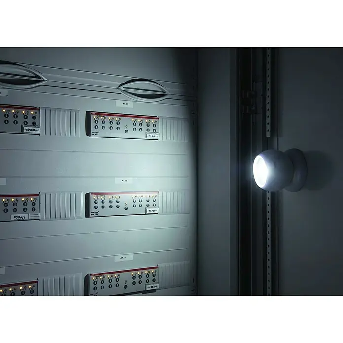 Hama Mobiles LED-Licht Rotation 360 - Batteriebetrieben, Weiß, Höhe: 7,5 cm - Eine Schalttafel mit mehreren Modulen und einer kleinen, runden Arbeitsleuchte an der Seite, die helles Licht spendet.