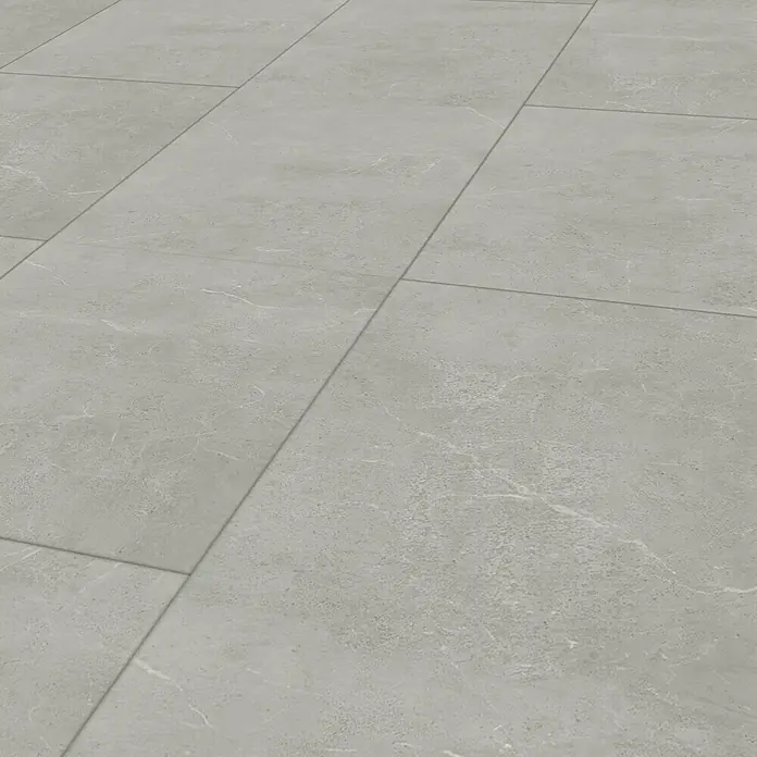 Vinylboden Rigid Fliese XL - Metro, Fliese, 1.220 x 610 x 7,5 mm - Nahaufnahme von hellgrauen Bodenfliesen mit subtiler Marmorierung und Fugenlinien, ideal für moderne Innenräume.