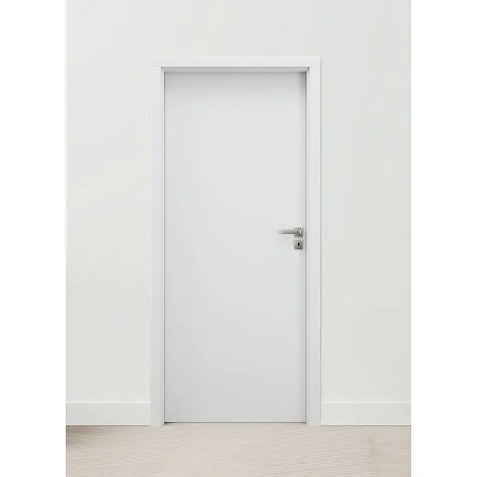 Invado Zimmertür ND1 - 735 x 1.985 mm, DIN Anschlag: Rechts, Verkehrsweiß matt, Röhrenspan - Nahaufnahme einer modernen, weißen Innentür mit einem eleganten Türgriff in einem hellen Raum. Die Tür fügt sich nahtlos in die minimalistische Umgebung ein.