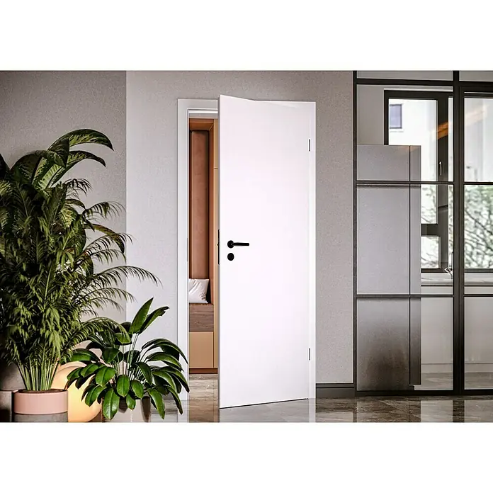 Invado Zimmertür ND1 - 735 x 1.985 mm, DIN Anschlag: Rechts, Verkehrsweiß matt, Röhrenspan - Eine moderne, weiße Innentür mit schwarzem Türgriff, die einen stilvollen Übergang in ein anderes Zimmer andeutet.
