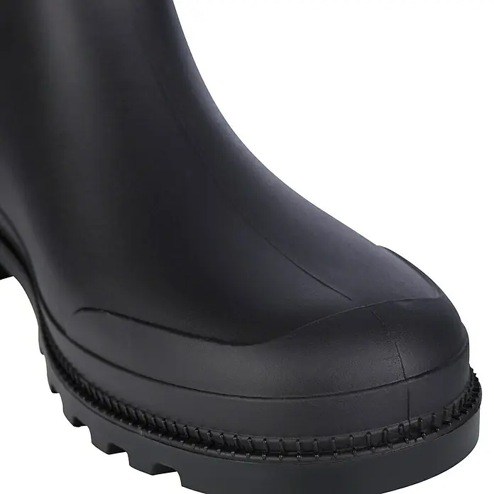 Sicherheitsstiefel - Schuhgröße: 41, Kniehoch - Detailaufnahme eines schwarzen Gummistiefels mit markanter Sohle. Ideal für regnerische Tage und stilvolle Auftritte.