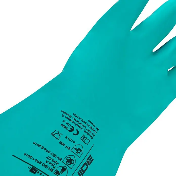 Guide Arbeitshandschuhe 4011 - Grün, 11 - Nahaufnahme eines türkisfarbenen Schutzhandschuhs mit aufgedruckten Sicherheitsstandards und Herstellerinformationen.