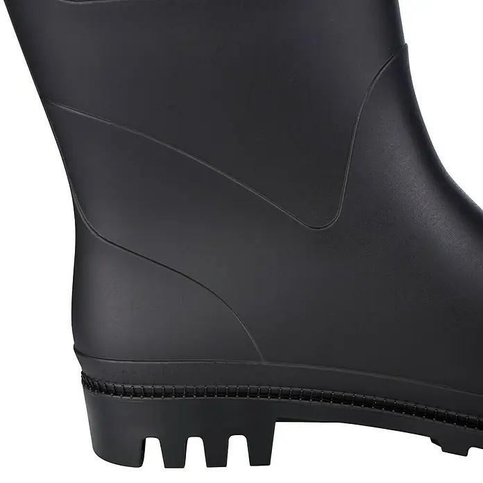 Sicherheitsstiefel - Schuhgröße: 41, Kniehoch - Detailaufnahme eines schwarzen Gummistiefels mit markanter Sohle. Ideal für regnerische Tage.