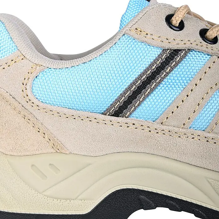 Sicherheitshalbschuh Runner - Schuhgröße: 45, S1P - Detailaufnahme eines sportlichen Sneakers mit hellblauem Mesh und beigen Wildleder-Akzenten. Die markante Sohle rundet den Look ab.