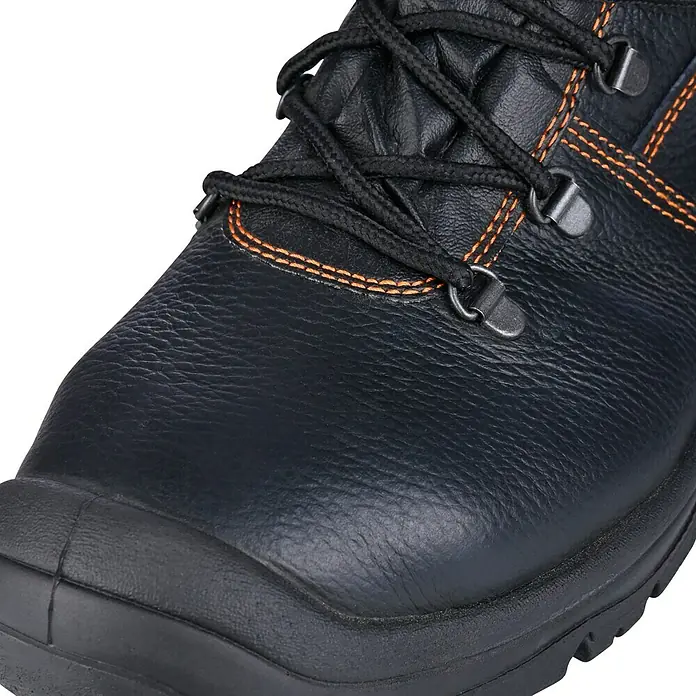 Stabilus Sicherheitsstiefel - 46, Orange/Schwarz - Nahaufnahme eines schwarzen Lederarbeitsschuhs mit orangefarbenen Nähten und Schnürsenkeln, der robust und sicher aussieht.