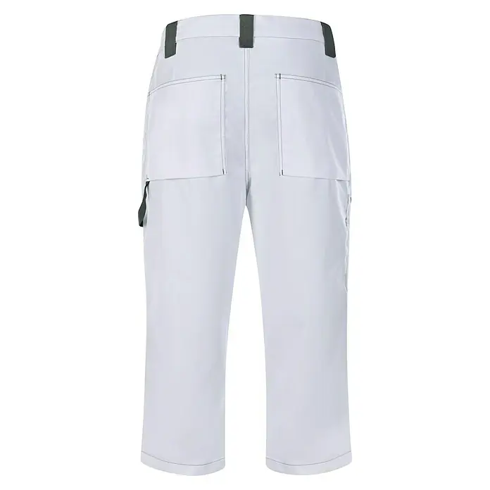 Arbeitshose Piratenhose - Herren, M, Weiß - Eine Nahaufnahme der Rückseite einer weißen Shorts, die sich ideal für Arbeiten im Freien eignet, mit robusten Details wie Taschen und Gürtelschlaufen.