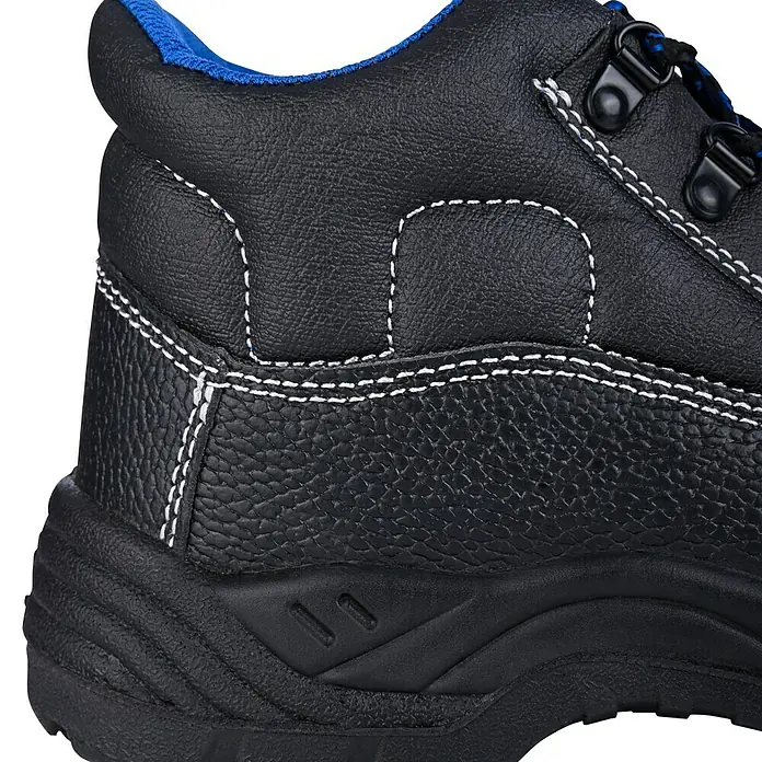 Sicherheitsstiefel Bob - Schuhgröße: 41, S3 - Detailaufnahme eines schwarzen Sicherheitsschuhs mit blauer Innenseite und weißen Nähten, der Schutz und Stil vereint.