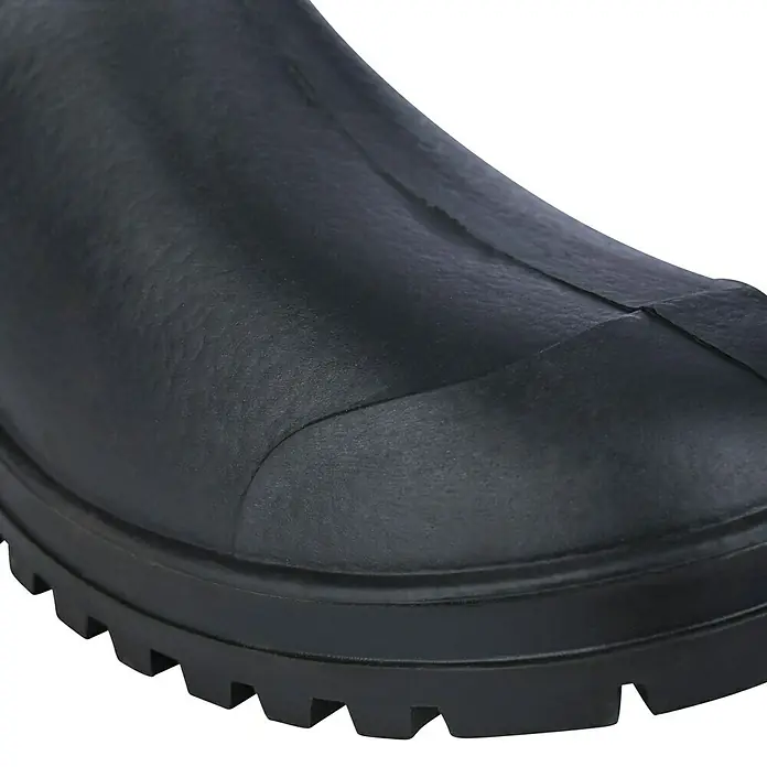 Sicherheitsstiefel - Schuhgröße: 41, Wadenhoch - Nahaufnahme eines schwarzen Stiefels mit dicker Sohle und strukturierter Oberfläche. Perfekt für jedes Wetter und robust genug für jedes Abenteuer.