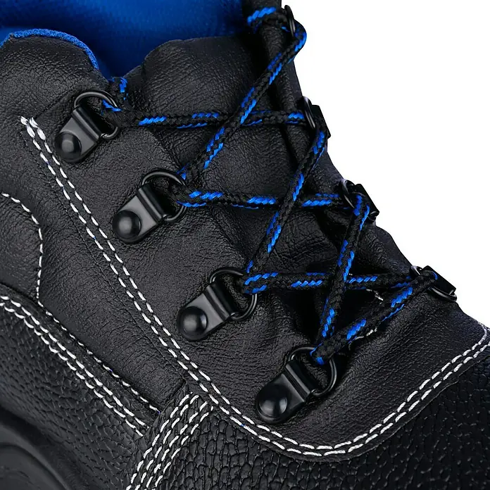 Sicherheitsstiefel Bob - Schuhgröße: 41, S3 - Nahaufnahme eines schwarzen Lederschnürstiefels mit blauen Akzenten und weißen Nähten.