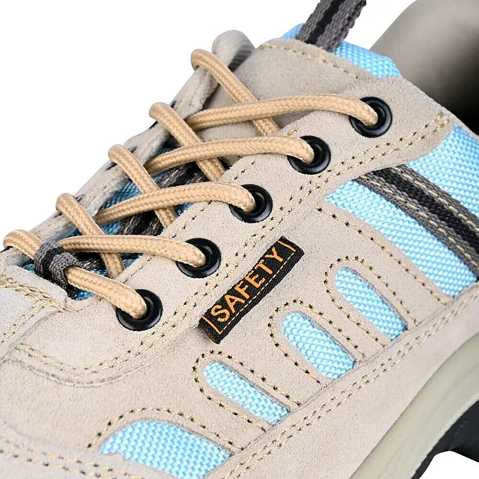 Sicherheitshalbschuh Runner - Schuhgröße: 45, S1P - Nahaufnahme eines beigen Sicherheitsschuhs mit blauen Akzenten und braunen Schnürsenkeln.
