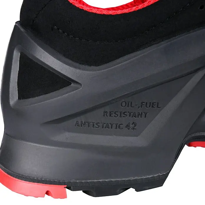 Uvex Sicherheitshalbschuh 1 - 44, Schutzklasse nach EN ISO 20345: S1P, Schwarz/Rot - Detailaufnahme eines schwarzen Sicherheitsschuhs mit der Aufschrift "Oil-Fuel Resistant Antistatic 42".