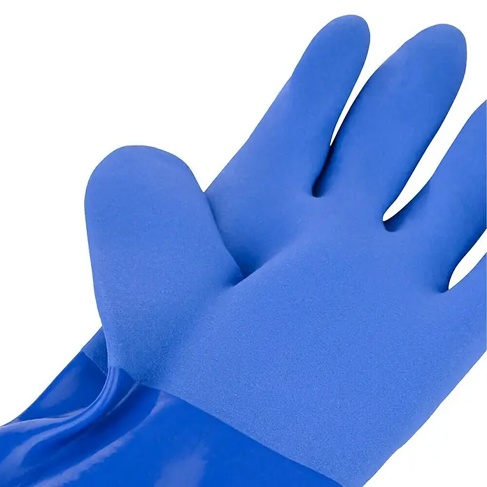 Guide Arbeitshandschuhe 143 PVC - Blau, 10 - Nahaufnahme eines blauen Handschuhs, der zum Schutz der Hände beim Umgang mit Chemikalien verwendet wird. Ideal für Reinigungsarbeiten.