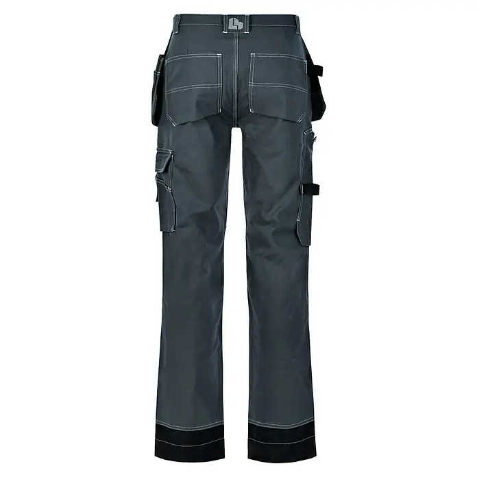 L.Brador Arbeitshose 101 B - 52, Grau - Arbeitshose in dunkler Farbe mit Seitentaschen und weißen Nähten. Das robuste Design eignet sich optimal für anspruchsvolle Arbeitsumgebungen.