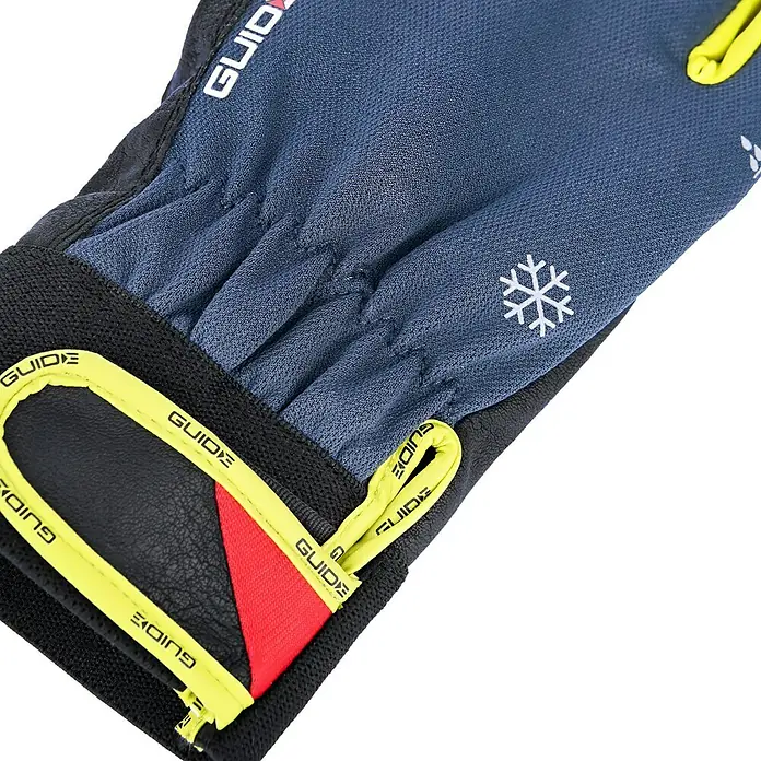 Guide Arbeitshandschuhe 775 W - Schwarz/Grau, 10 - Detailaufnahme eines GUIDE-Handschuhs in Blau, Schwarz und Gelb, der für winterliche Aktivitäten konzipiert ist.