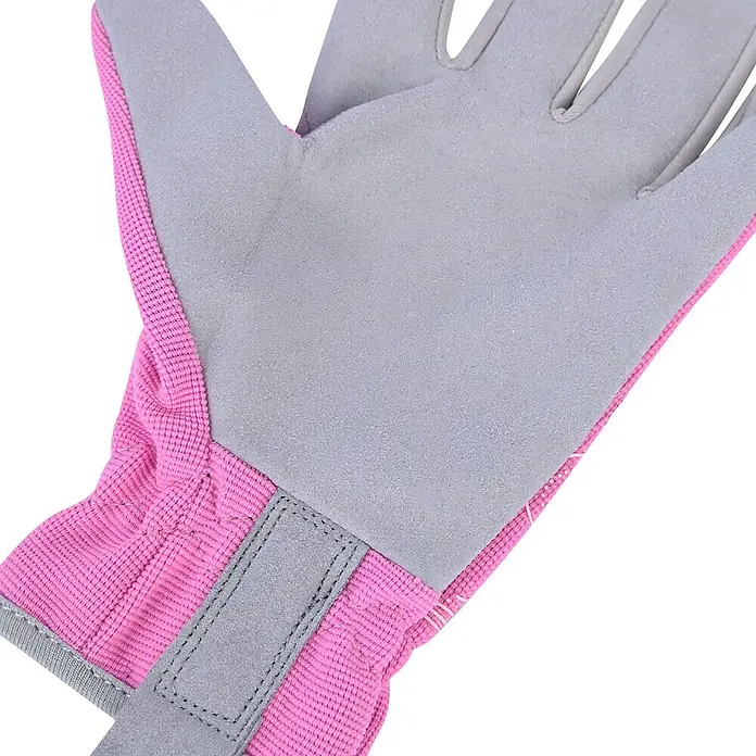 Guide Arbeitshandschuhe 5534 - 8, Rosa/Beige - Nahaufnahme eines pinkfarbenen Gartenhandschuhs mit grauer Verstärkung an Handfläche und Fingern für optimalen Schutz.