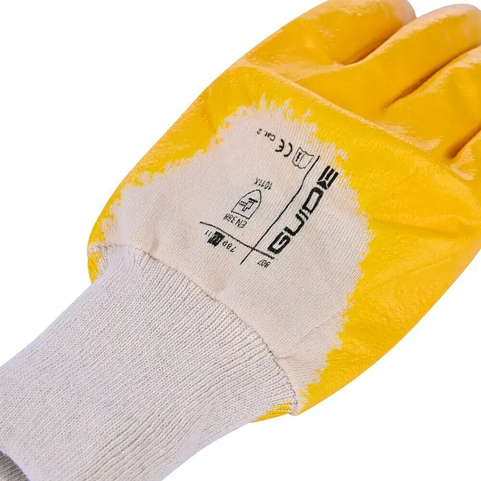 Guide Arbeitshandschuhe 807 PP - Gelb, 10 - Nahaufnahme eines gelben GUIDE-Arbeitshandschuhs mit weißem Strickbündchen und Produktdetails.